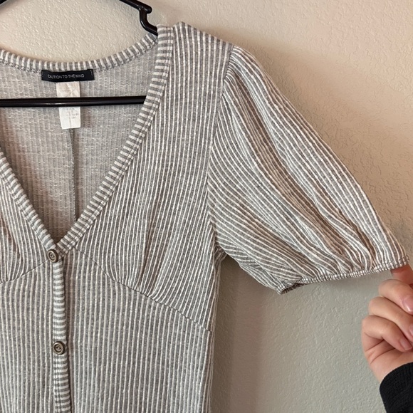 Caution To The Wind Gray Striped V-Neck Bubble Sleeve Dress Small - Picture 3 of 8